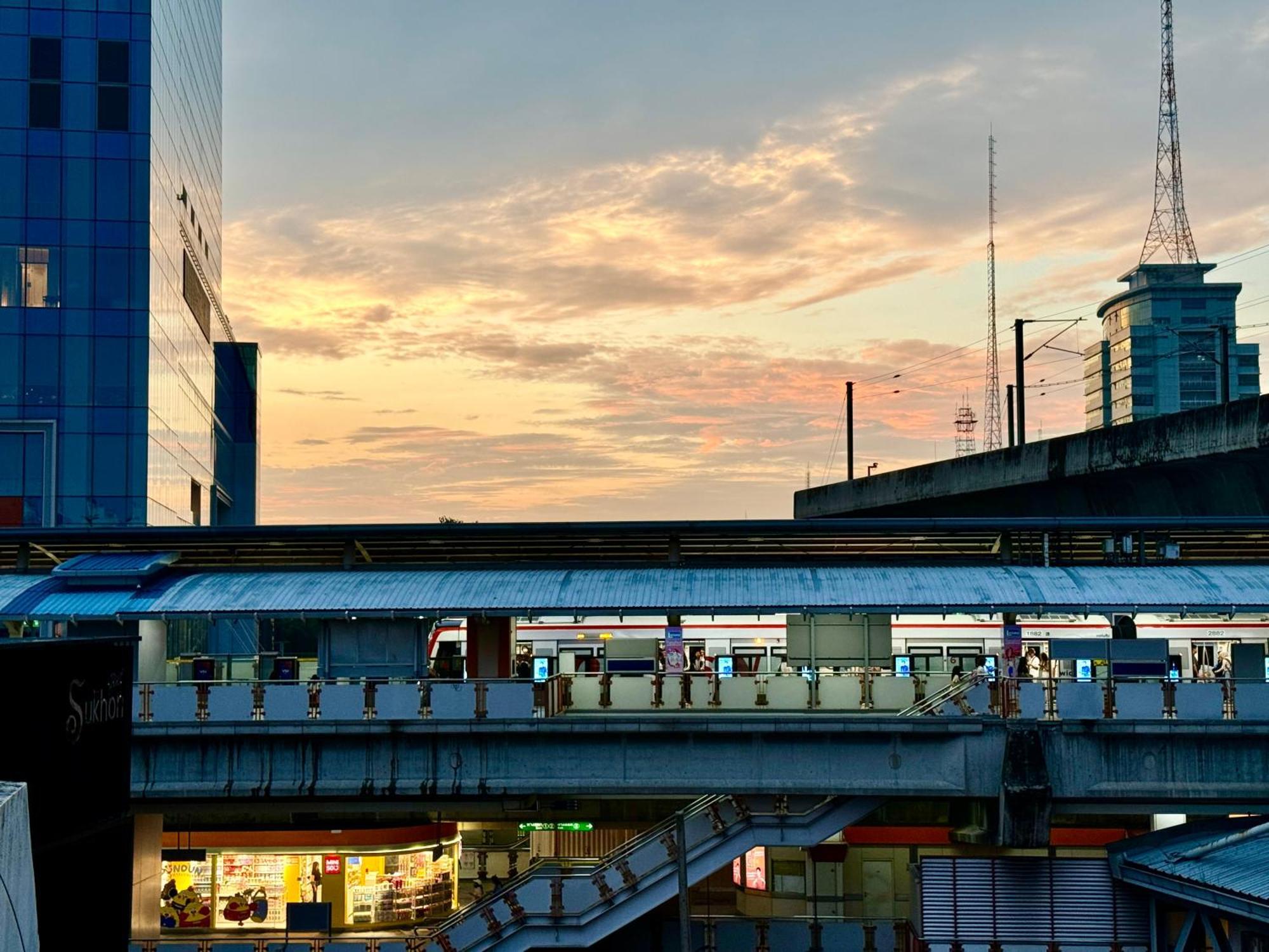 Avalan Phayathai Airport Link Bangkok Bagian luar foto
